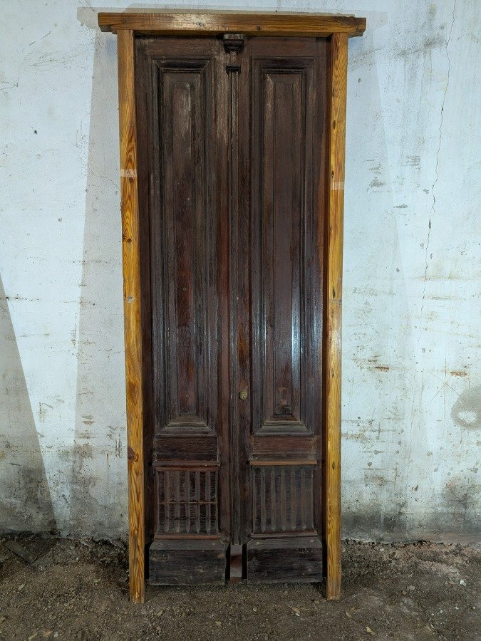 Lote siguiente: Puerta antigua de madera con diseño clásico
