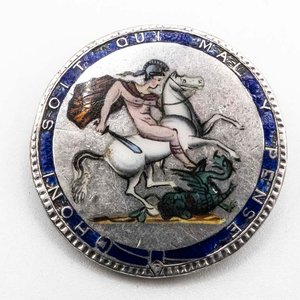 Lote siguiente: Prendedor de Plata con Moneda Esmaltada Pintada a Mano