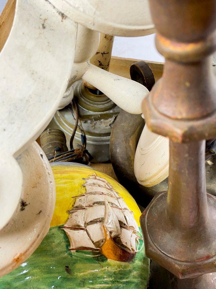 Colgantes en madera blanco con luces y lamparas de sobremesa - imagen 3