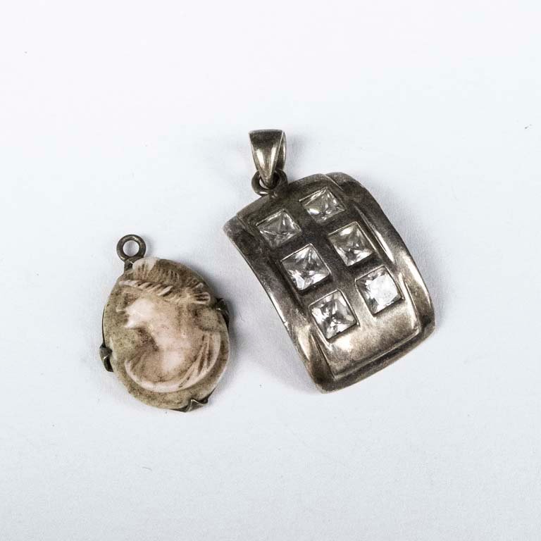 Lote siguiente: Pendientes de plata con diseño y joyas