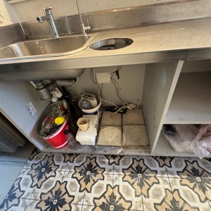 Lote #017 – Mesada de Ac/Inox con bacha y orificios para residuos, con mueble de melamílico, estantes y 4 cajones, incluye grifería - imagen 3