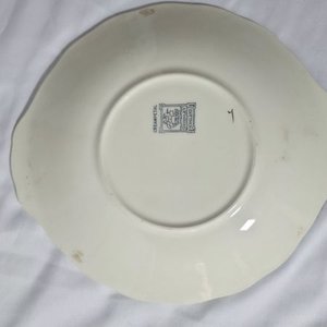 Juego de Lechera y Dos Platos de Porcelana con Diseño Floral y Ribete Verde - imagen 5