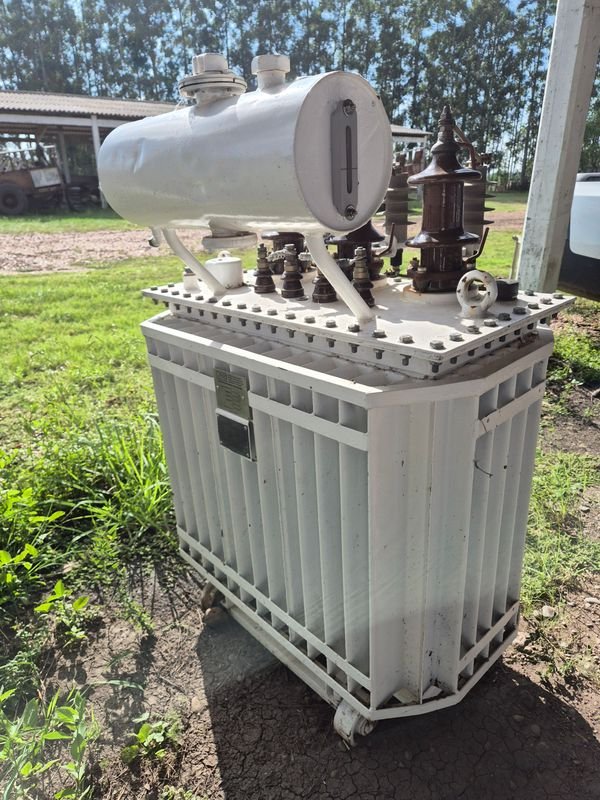 Transformador eléctrico blanco de 1,40 metros de altura, 0,90 metros de ancho y 0,55 metros de espesor - imagen 6