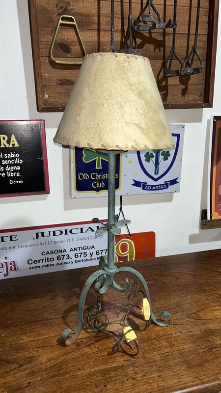 Lámpara de Mesa Antigua con Pantalla Beige y Base de Hierro Forjado Celeste