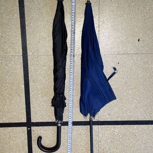 Dos Paraguas Clásicos: Azul y Negro con Mango Curvo - imagen 5