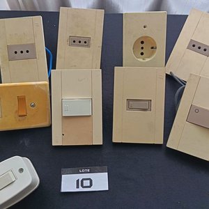 Lote de Cajas de Embutir, Tomas Corrientes, Tapas y Fichas Eléctricas - imagen 10