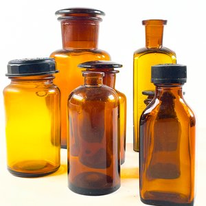 Lote de 7 Frascos Farmacéuticos Antiguos de Vidrio Ámbar - imagen 3