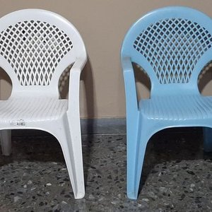 Set de 2 Sillitas de Plástico Blancas y Azules con Bañito Celeste - imagen 3