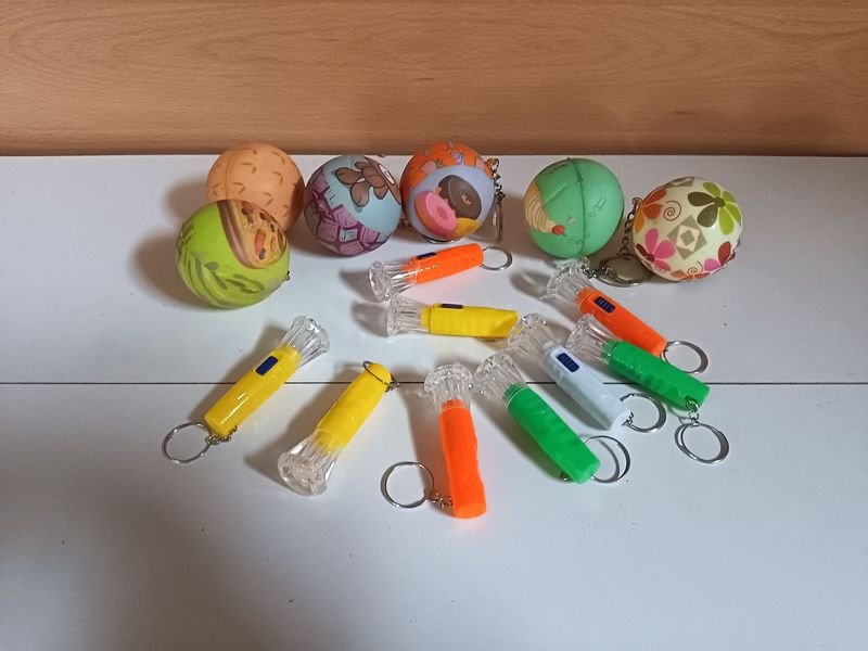 Lote de Llaveros con Linternas y Squishies Decorados