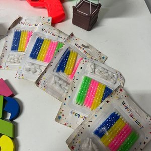 Lote Divertido: Bloques de Madera, Velas, Pistola de Agua y Más - imagen 6