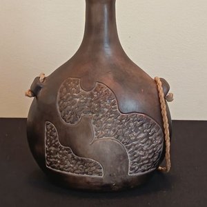 Botella Decorativa Estilo Cantimplora de Peregrino con Correa y Grabado - imagen 1