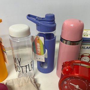 Micrófono Bluetooth Rosa, 7 Platos Infantiles, 2 Botellas y Reloj Despertador Rojo - imagen 4