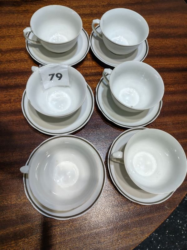 Juego de 12 Tazas de Té con Platillos en Porcelana Blanca con Bordes Dorados y Plateados