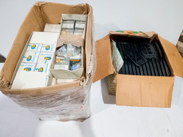 Caja con material eléctrico y accesorios para plaquetas - imagen 1