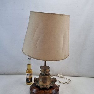 Lámpara de Mesa Diseño Único: Base de Medidor de Agua en Bronce y Madera Lustrada - imagen 2