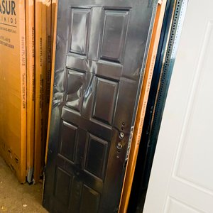 Diez hojas de puerta de frente en chapa color oscuro con detalles 194 x 78 cm - imagen 2