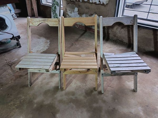 Lote de 3 Sillas Plegables de Madera con Detalles - imagen 1