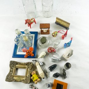 Lote de Objetos Decorativos: Frascos, Portaretratos y Figuras Varias - imagen 2
