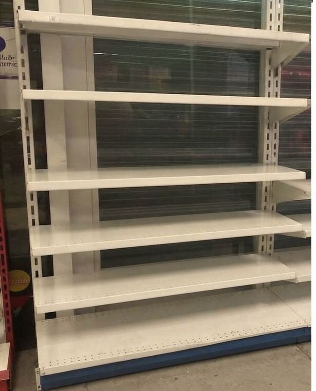 Estantería de metal con estantes ajustables
