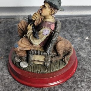 Figura de Resina: Cazador con Perro y Base de Madera "Miro Madrid" - imagen 4