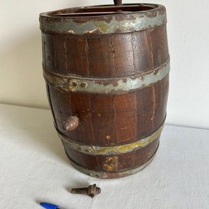 Barril de Roble Decorativo con Canilla y Tapa - imagen 3