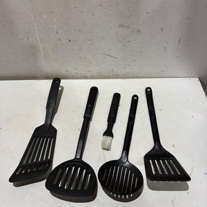 Lote siguiente: Juego de Utensilios de Cocina Negros