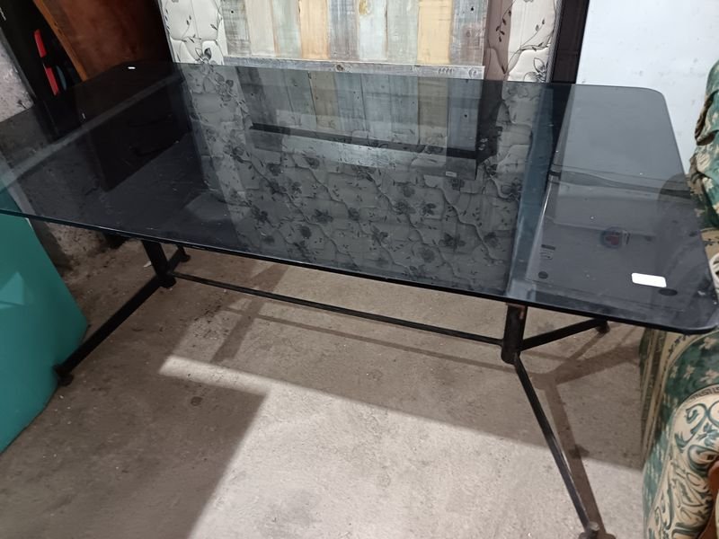 Mesa Rectangular con Tapa de Vidrio Grueso y Base de Hierro