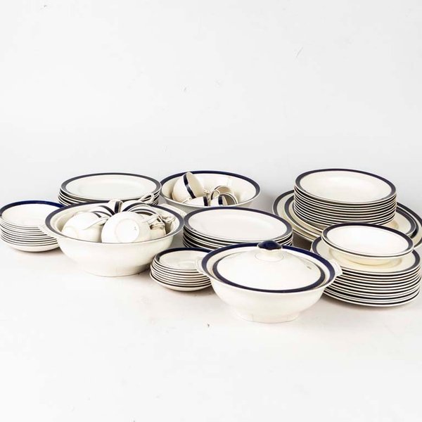 86 Piezas de porcelana inglesa Alfred Meakin Bleu de Roi. Color crema con borde azul y dorado (con desgaste). Plato con cascadura, tapa de bowl con fisura y craquelado, bowl con fisura y manchas, platitos manchados y craquelados. . Medidas: 9x6 cm - imagen 1