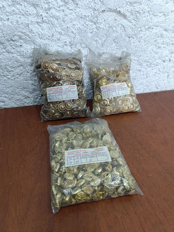 Lote anterior: Bolsas de botones dorados VARIOS