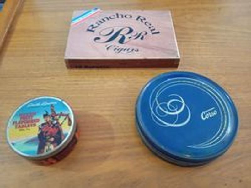 Caja de cigarros dominicanos y tinas de bombones y caramelos