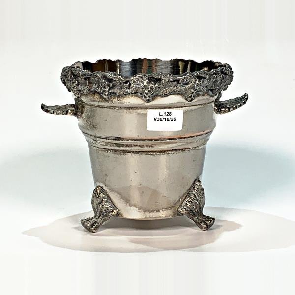 Hielera Vintage de Metal con Patas de Garra y Decoración de Uvas