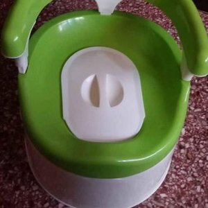 Inodoro portátil con respaldo tapa y interior extraible verde y blanco - imagen 3