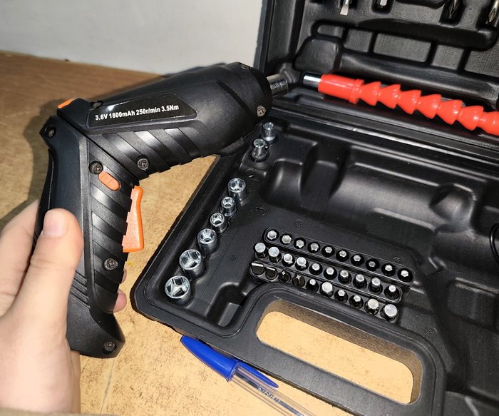 Atornillador Recargable Lithium Screwdriver 3.6V con Accesorios y Valija