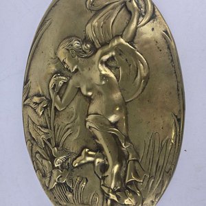 Placa Art Nouveau en Bronce con Figura Femenina y Flora - imagen 2