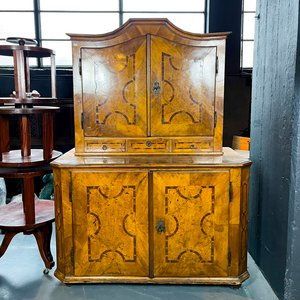 Lote anterior: Aparador Alemán Antiguo con Marqueterie y Herrajes de Bronce