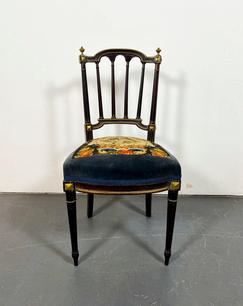 Silla Inglesa de Jacarandá con Bronce y Tapizado Floral