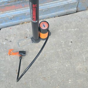 Inflador de Pie con Manómetro y Adaptadores - imagen 3