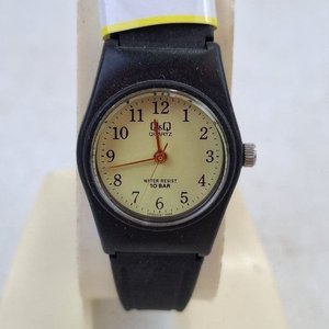 Reloj Pulsera Q&Q Cuadrante Crema y Correa Negra - imagen 2