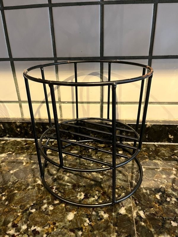 Soporte de metal negro para hogar