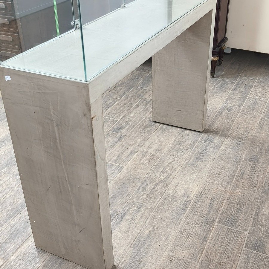 Vitrina exhibidora moderna con base imitación de concreto - imagen 10