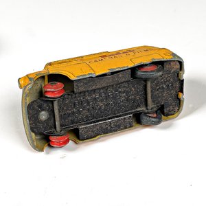 Dos autos de metal Dinky Toys ingleses: Ambulancia y Furgón Kodak - imagen 5