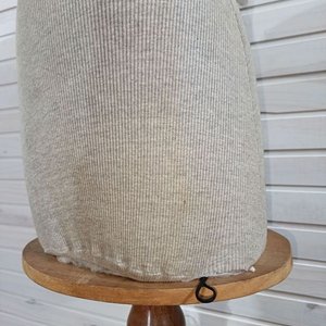Maniquí Antiguo de Tela Beige con Base de Madera - imagen 4