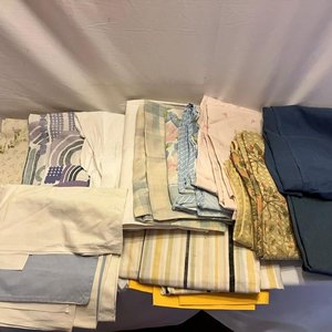 Lote de Ropa de Cama Variada en Buen Estado - imagen 4