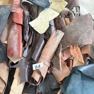 Gran Lote de Recortes de Cuero: Variedad de Texturas y Colores - imagen 3