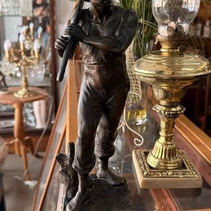 Estatuilla de Metal Patinado: Hombre Trabajador con Herramienta - imagen 3