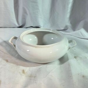 Lote siguiente: Sopera de Porcelana Blanca con Asas