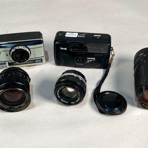 Lote de 5 piezas: Cámara fotográfica antigua y objetivos - imagen 1