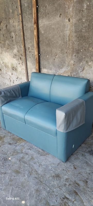 Silla de dos cuerpos en cuero azul con funda en los posabrazos - imagen 2