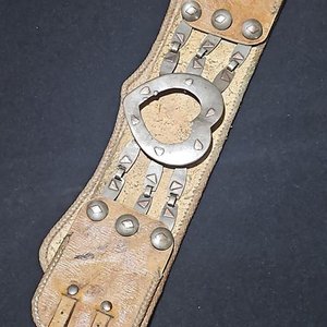 Lote anterior: Cinto de Cuero Crudo con Apliques de Plata y Oro, Sellado Miglionico