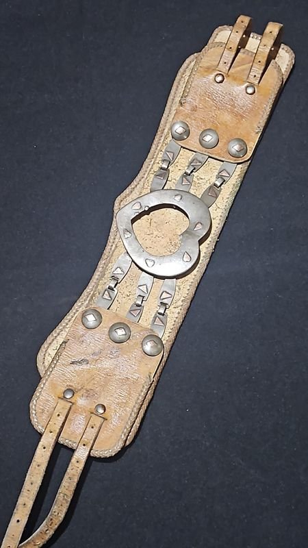 Cinto de Cuero Crudo con Apliques de Plata y Oro, Sellado Miglionico